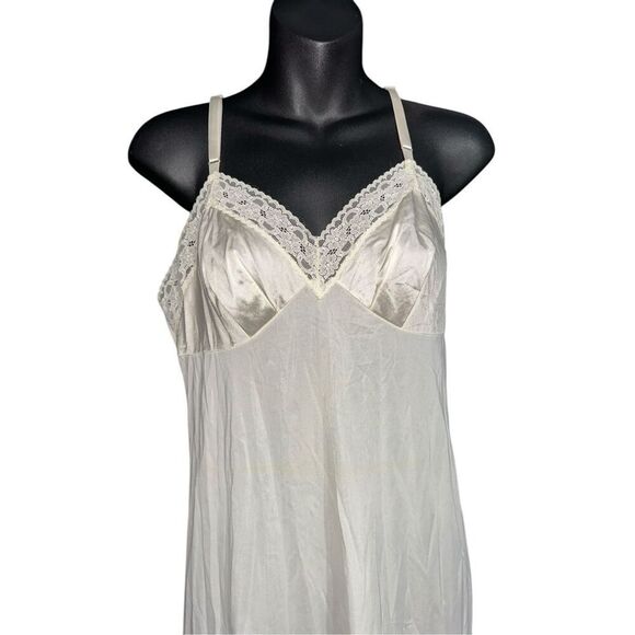 VINTAGE VANITY FAIR IVORY SIZE 34 FULL SLIP STYLE 10-103  (approximately 25” len - Picture 2 of 8